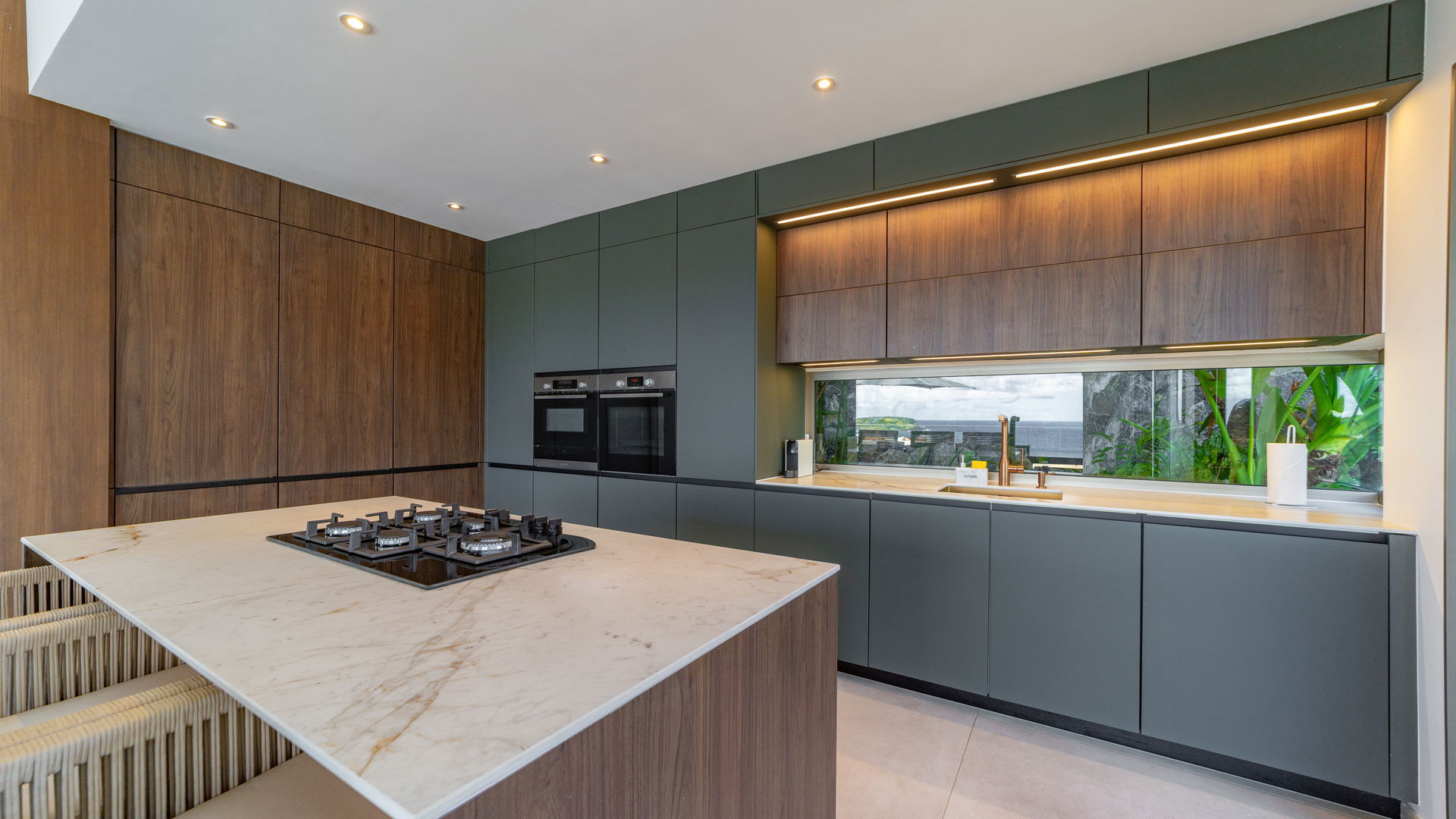 KITCHEN & DINING AREA