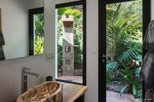 VILLA BONHEUR BEDROOM1 3