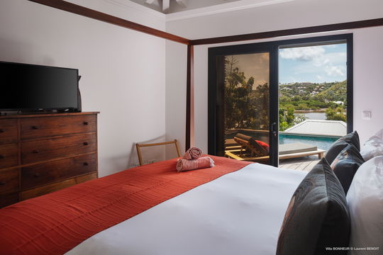 VILLA BONHEUR BEDROOM2 1