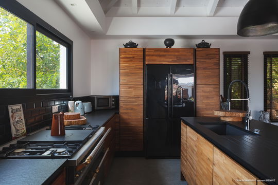 VILLA BONHEUR KITCHEN & DINING AREA 2