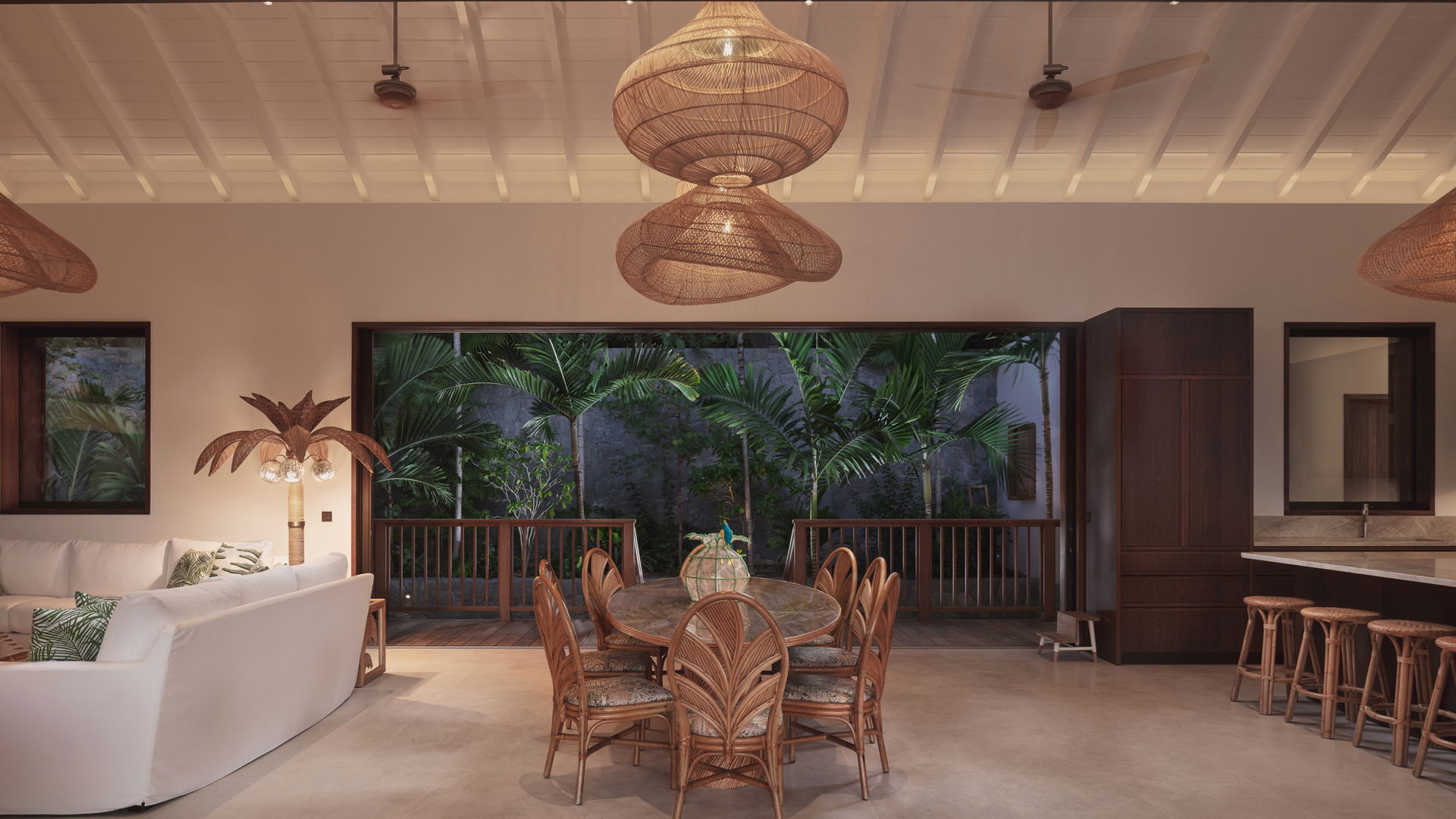 KITCHEN & DINING AREA