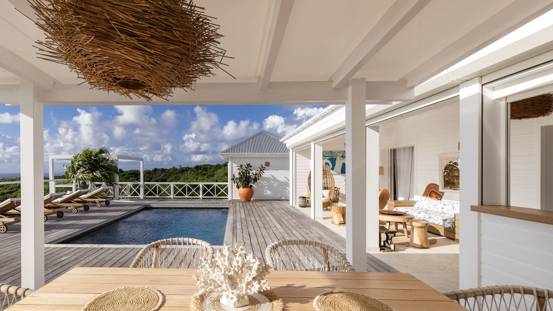 KITCHEN & DINING AREA