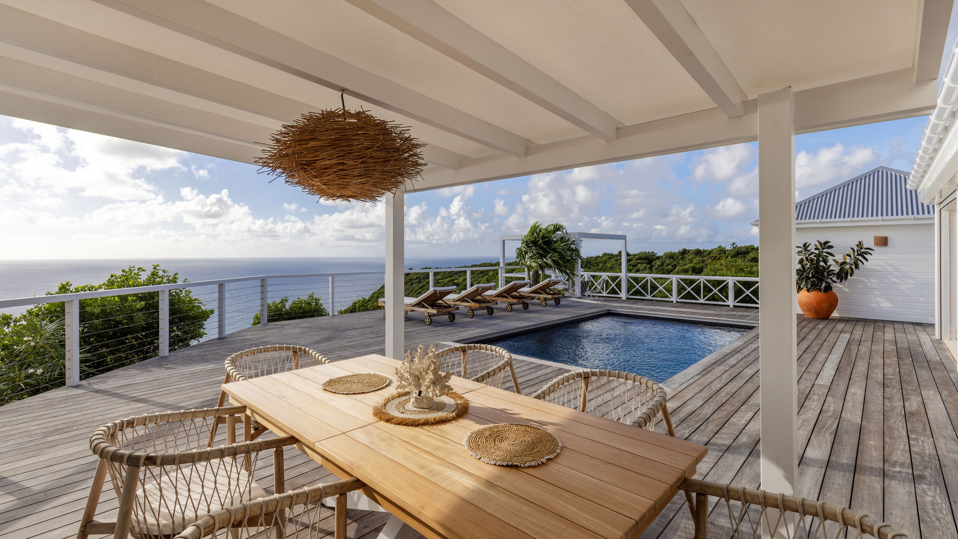 KITCHEN & DINING AREA