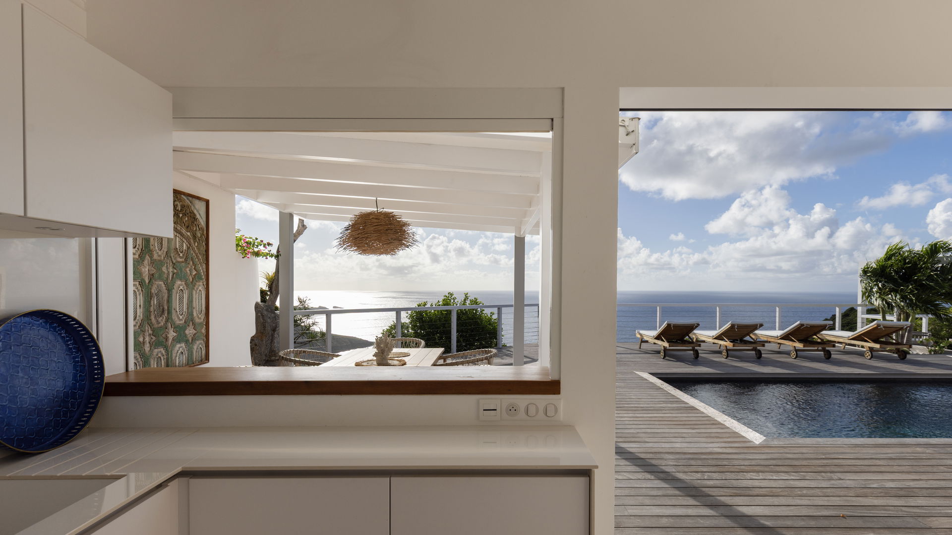 KITCHEN & DINING AREA