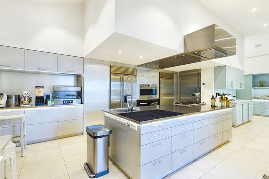 VILLA AMITIÉ KITCHEN & DINING AREA 2