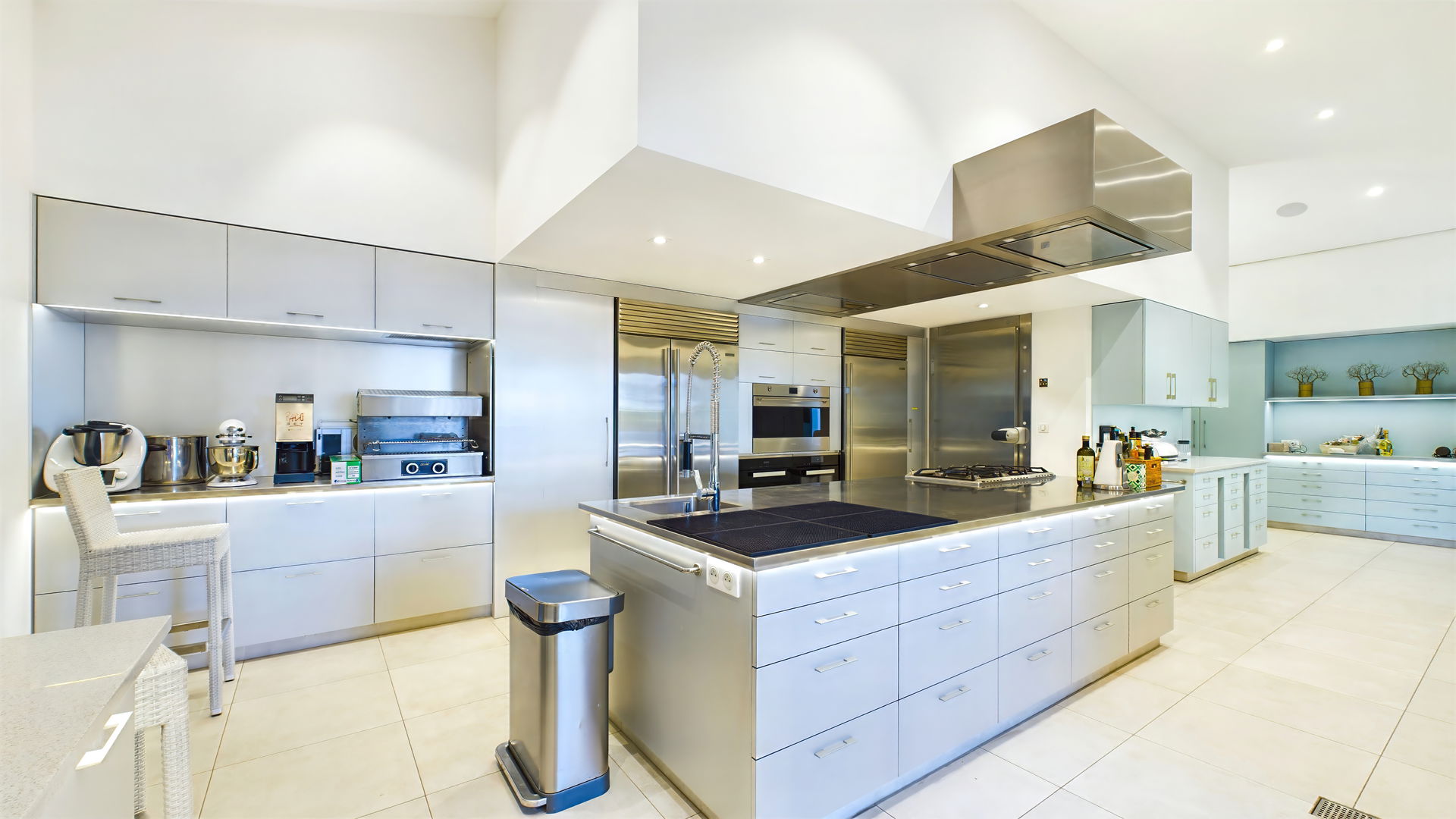 KITCHEN & DINING AREA