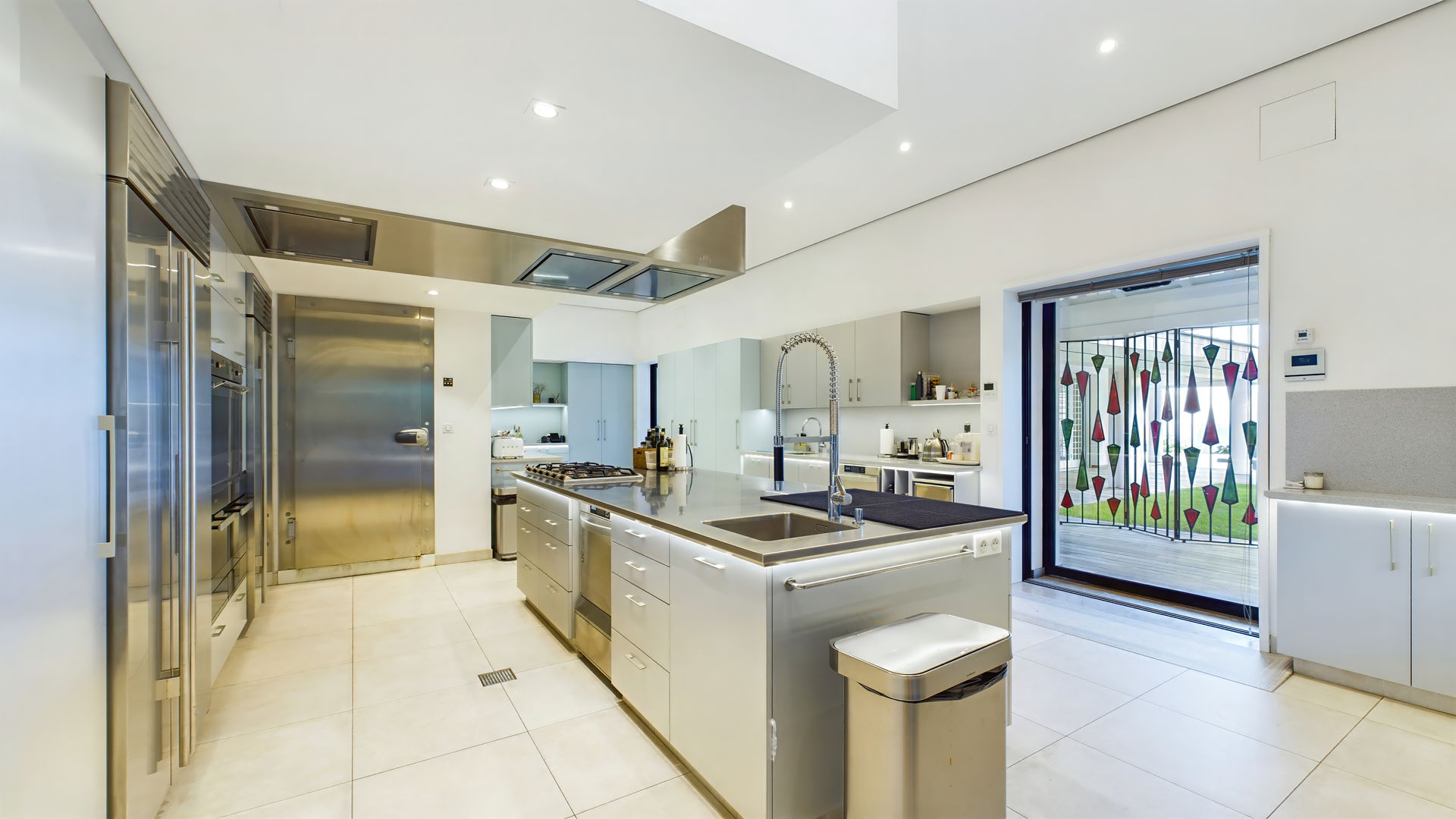 KITCHEN & DINING AREA