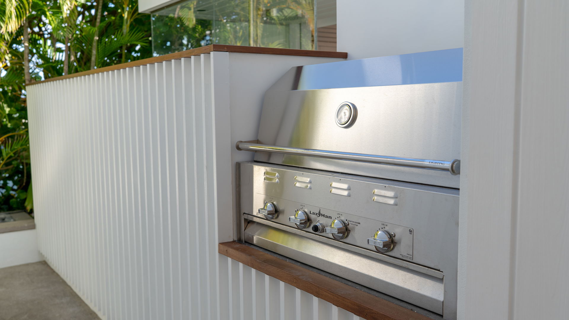 KITCHEN & DINING AREA