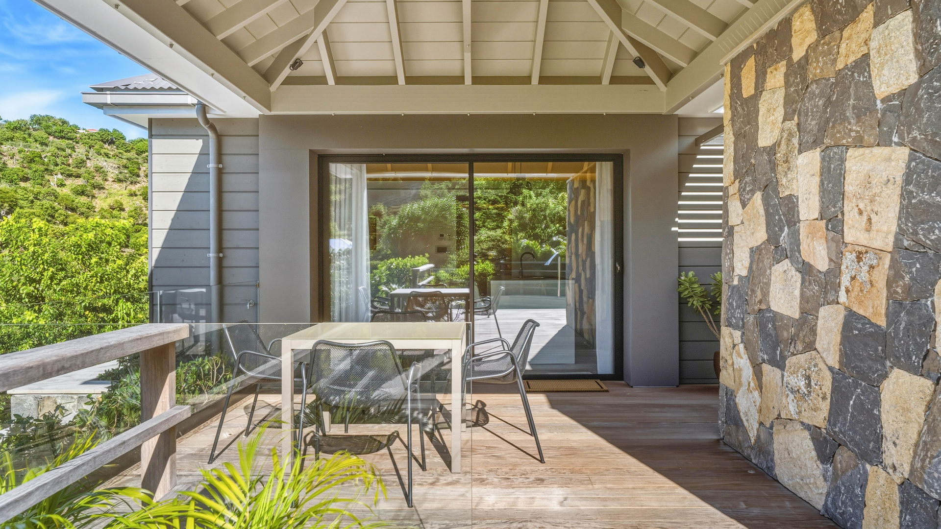 KITCHEN & DINING AREA