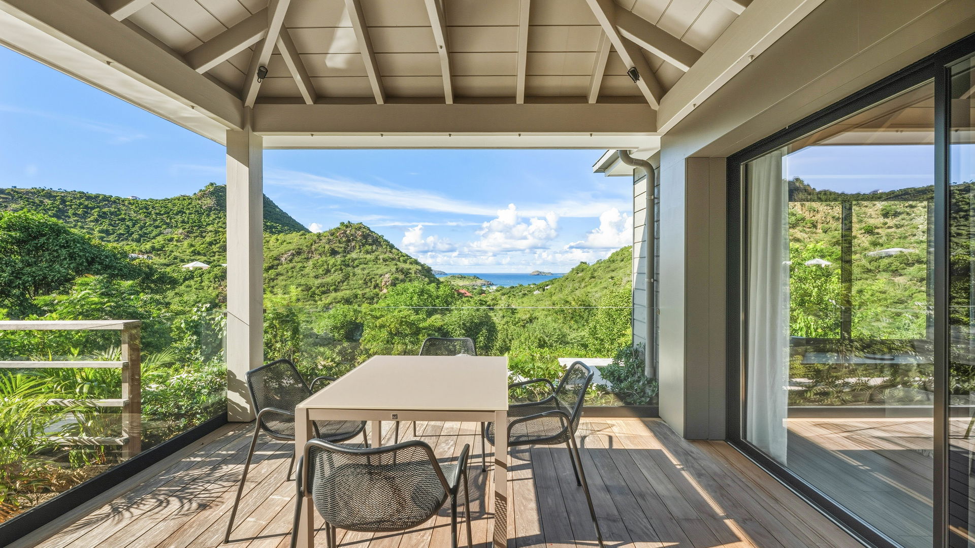 KITCHEN & DINING AREA