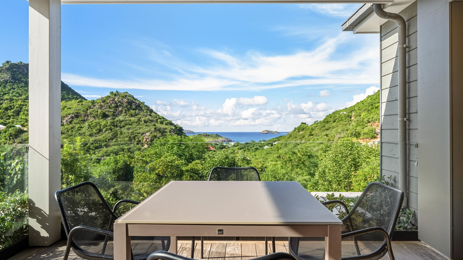 KITCHEN & DINING AREA