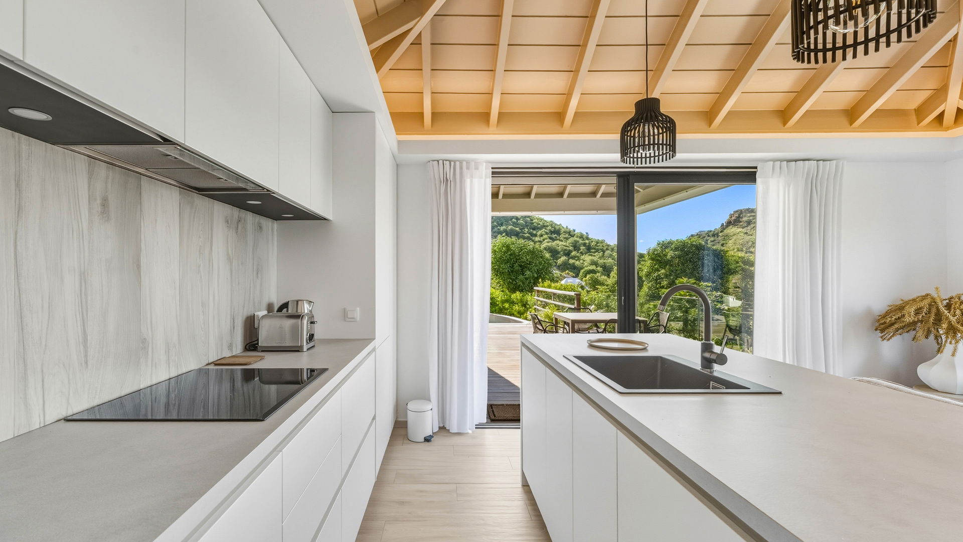 KITCHEN & DINING AREA
