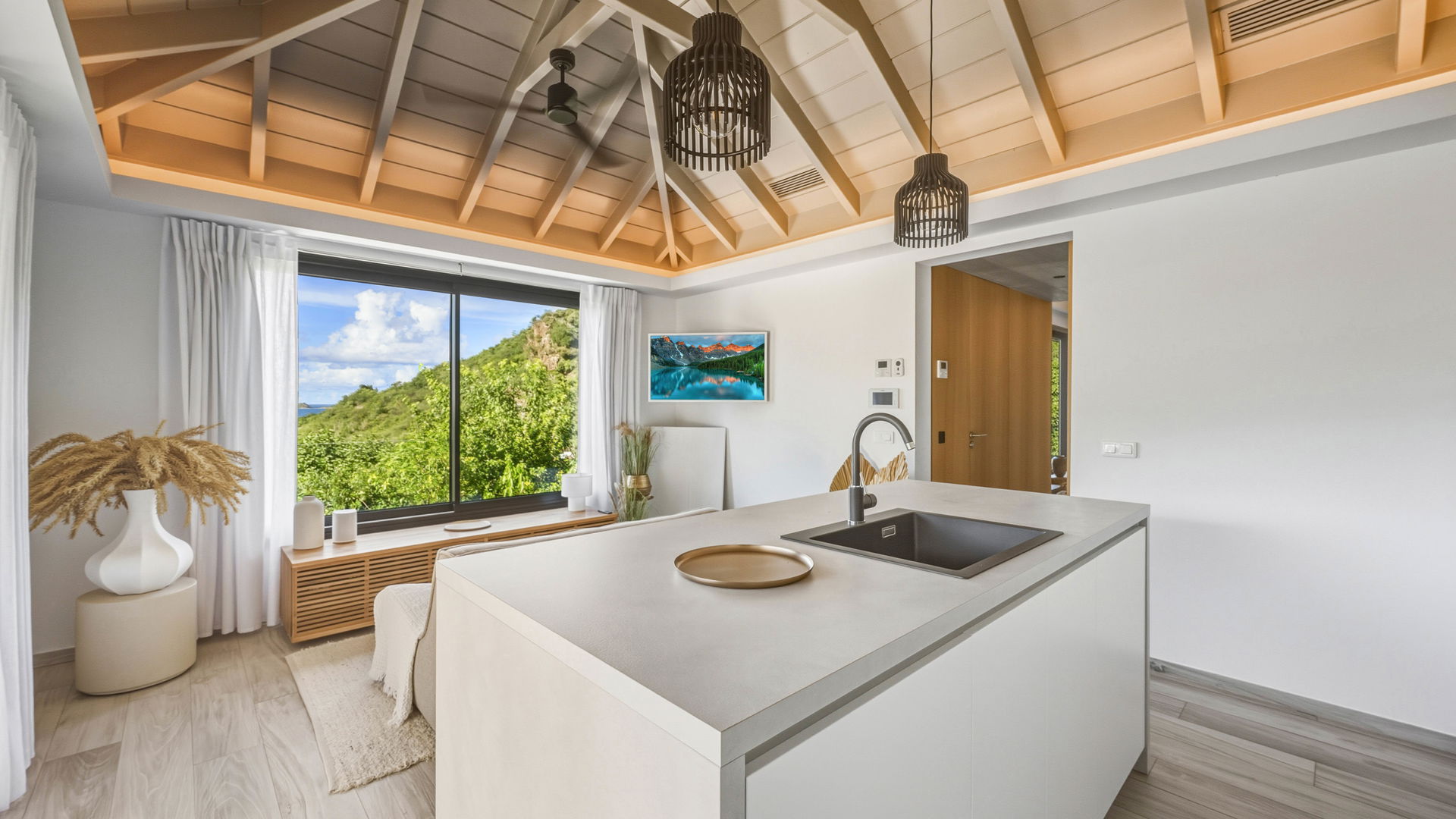 KITCHEN & DINING AREA