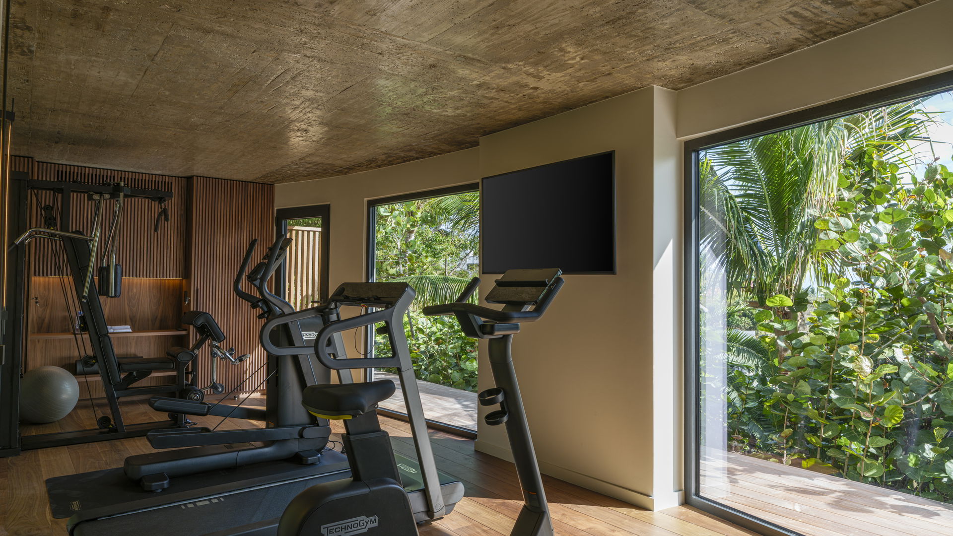 FITNESS ROOM