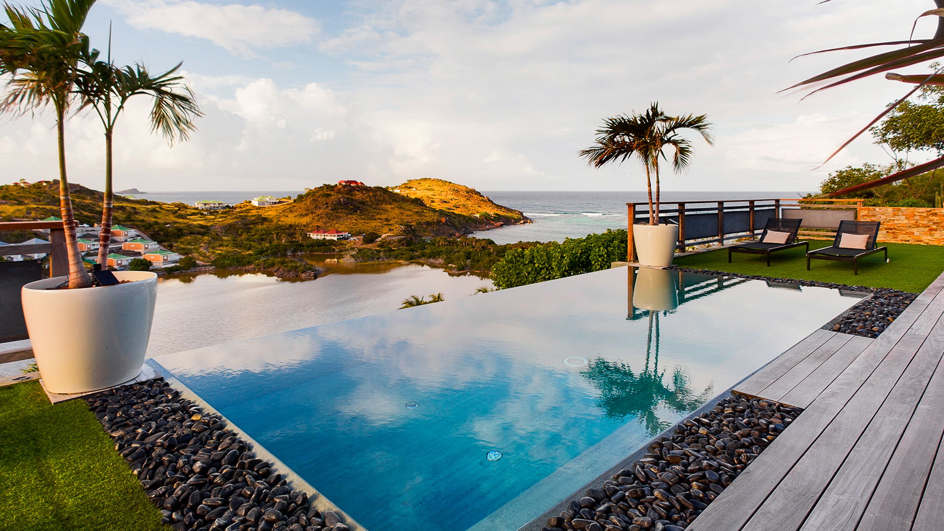 POOL & TERRACE
