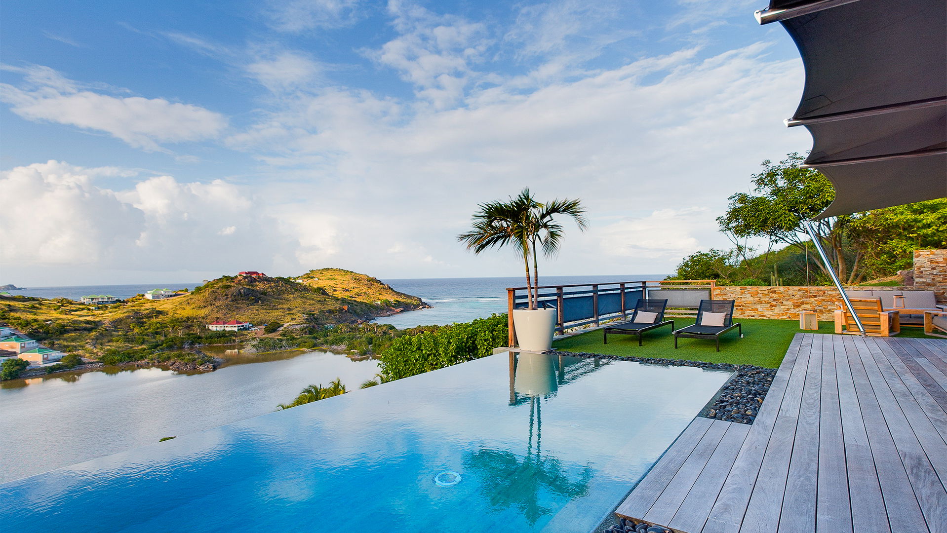 POOL & TERRACE