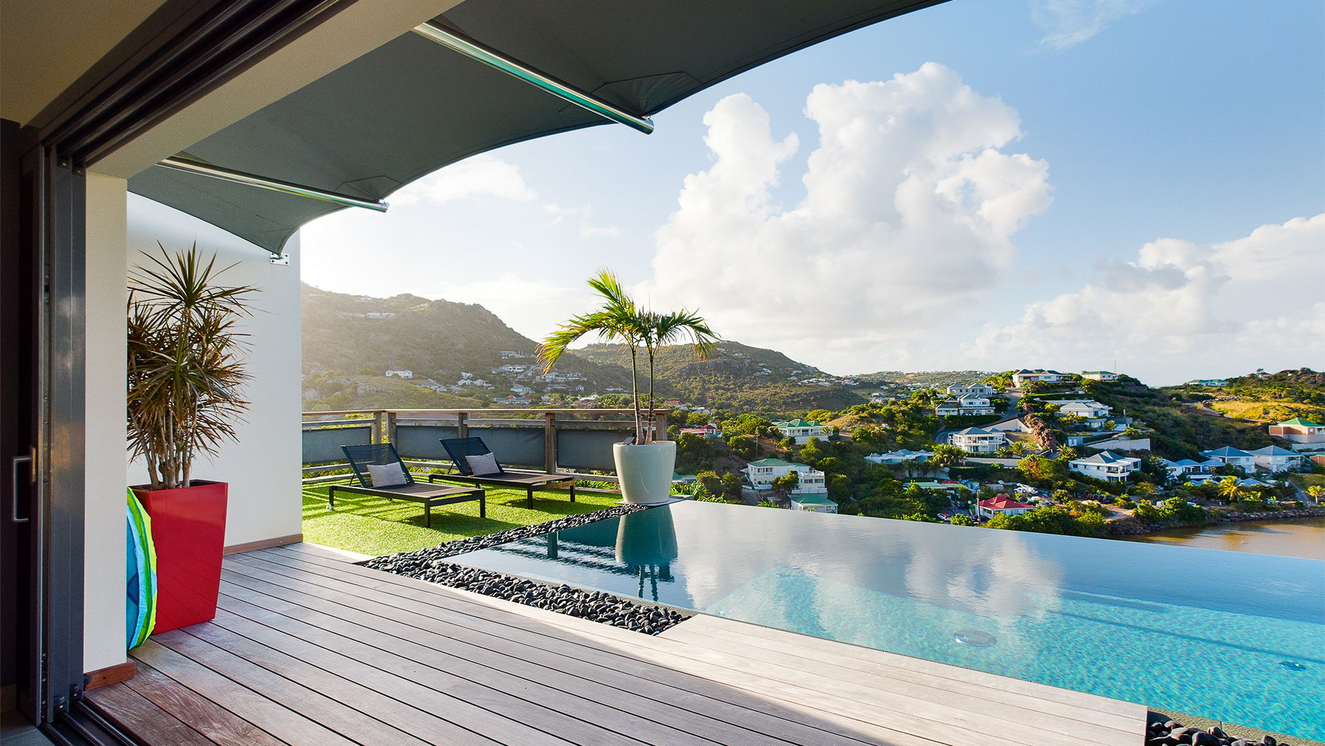 POOL & TERRACE
