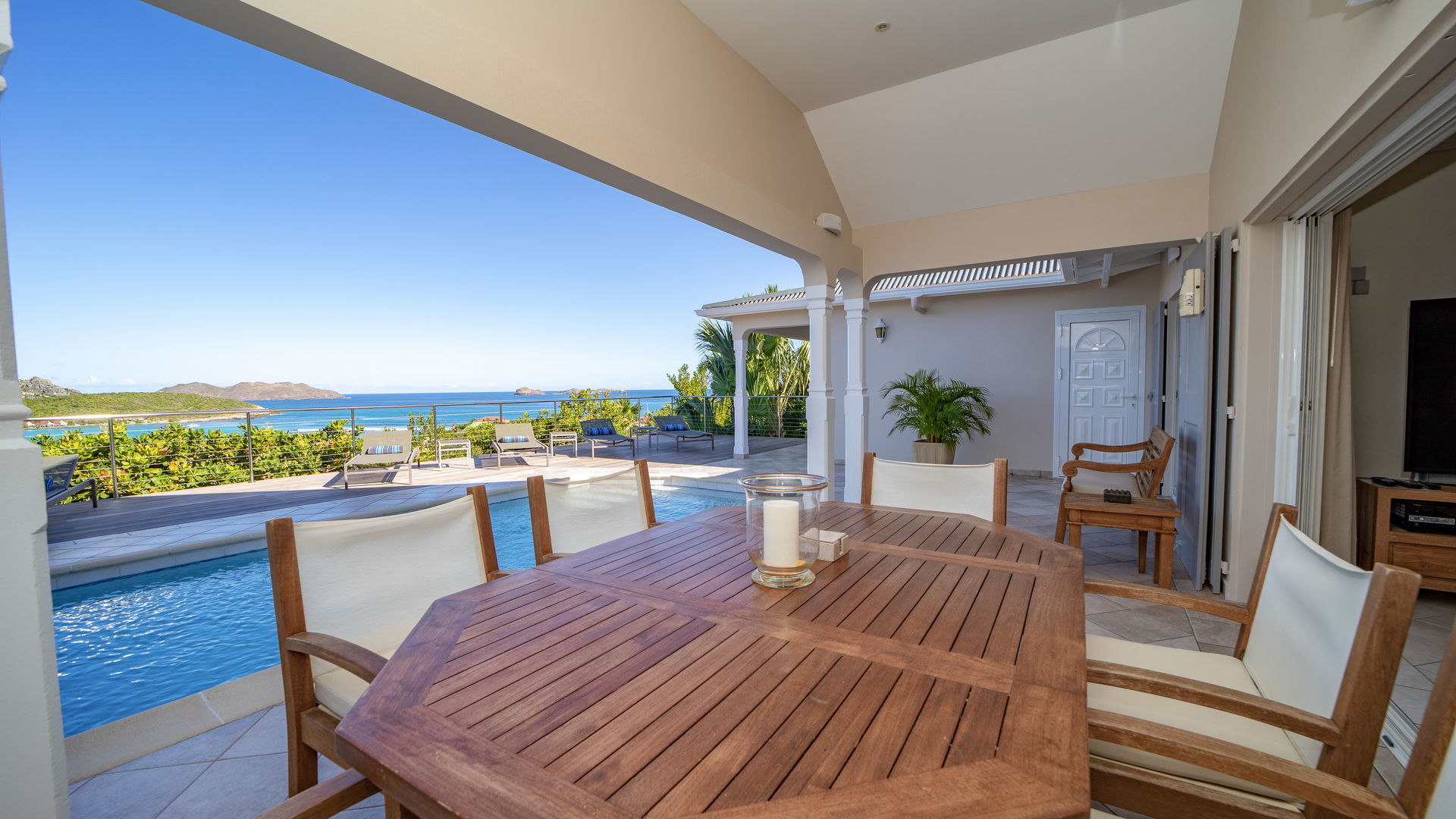 OUTDOOR DINING AREA