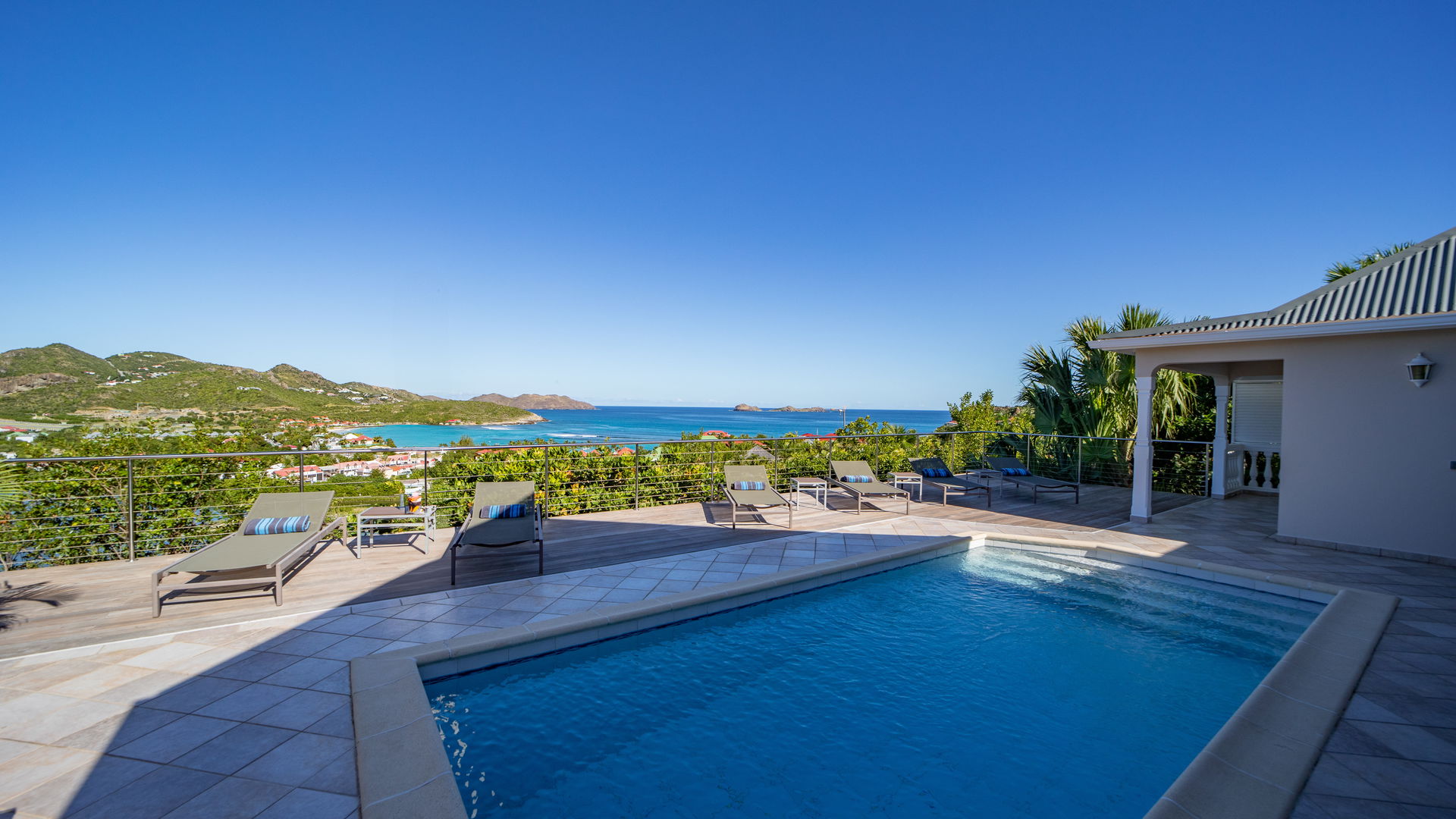 POOL & TERRACE