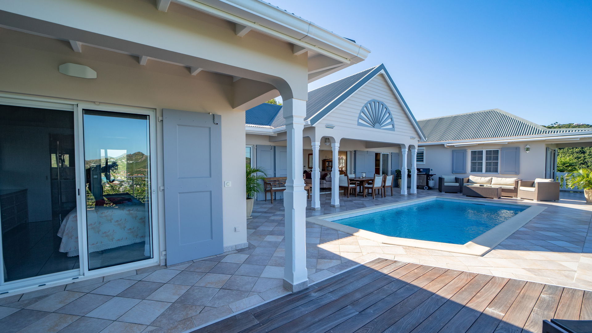POOL & TERRACE