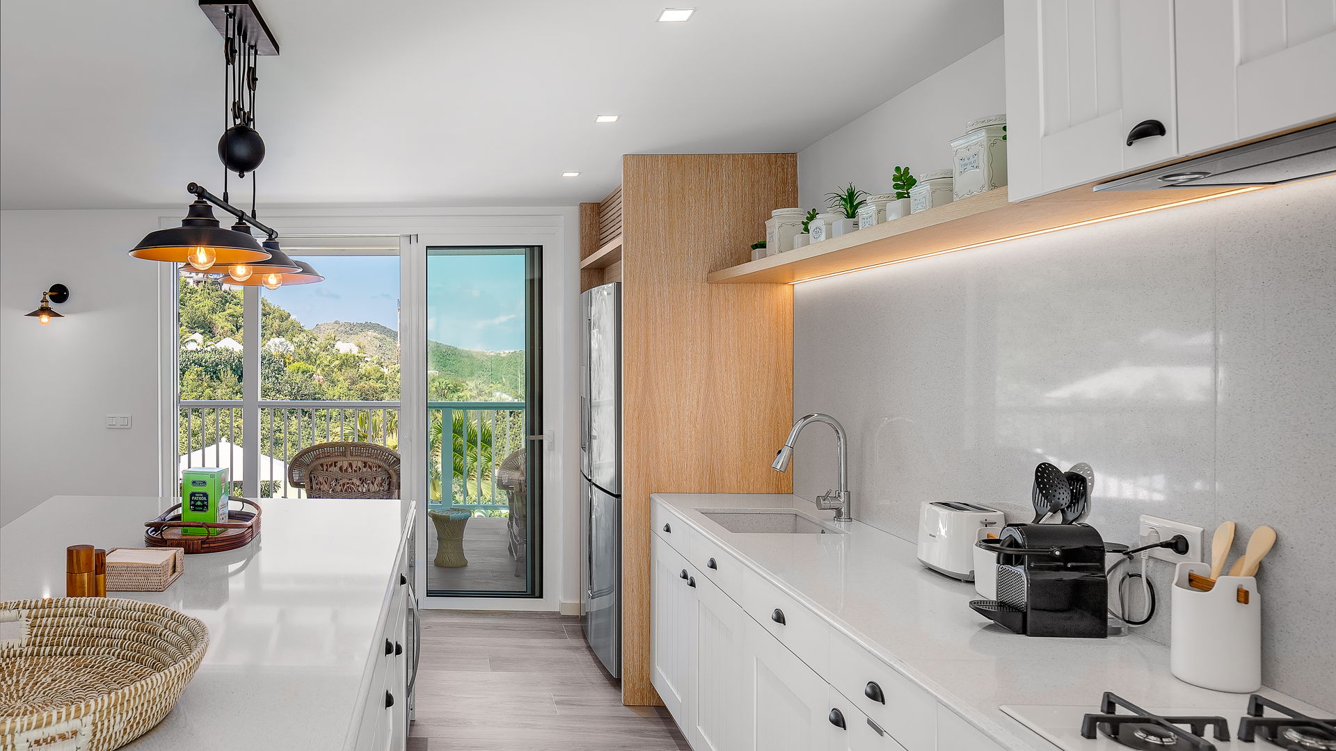 KITCHEN & DINING AREA