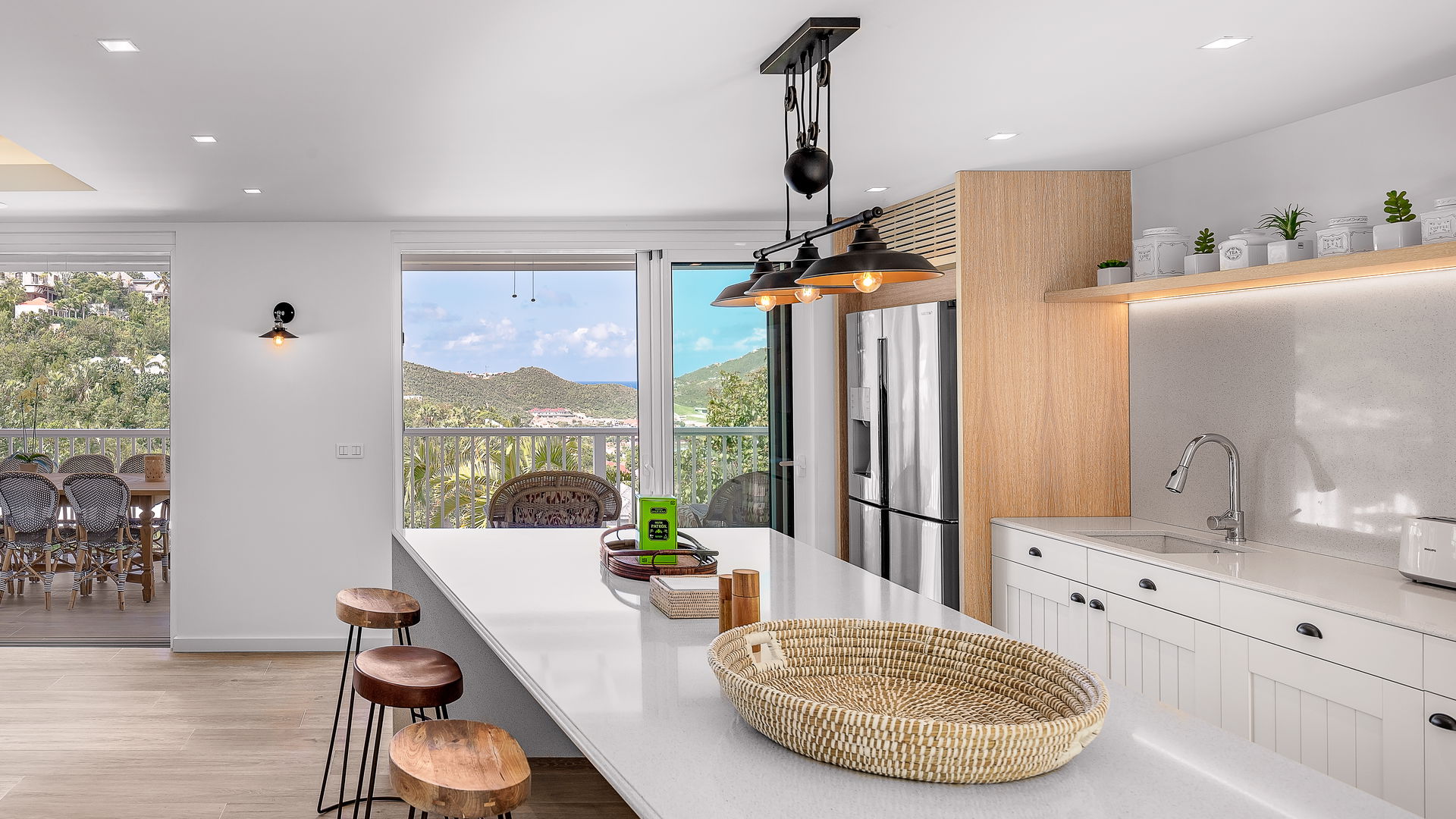 KITCHEN & DINING AREA