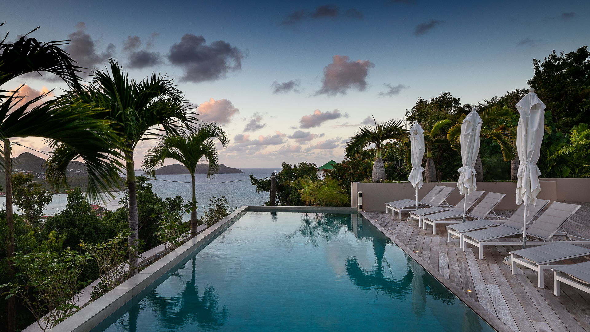 POOL & TERRACE