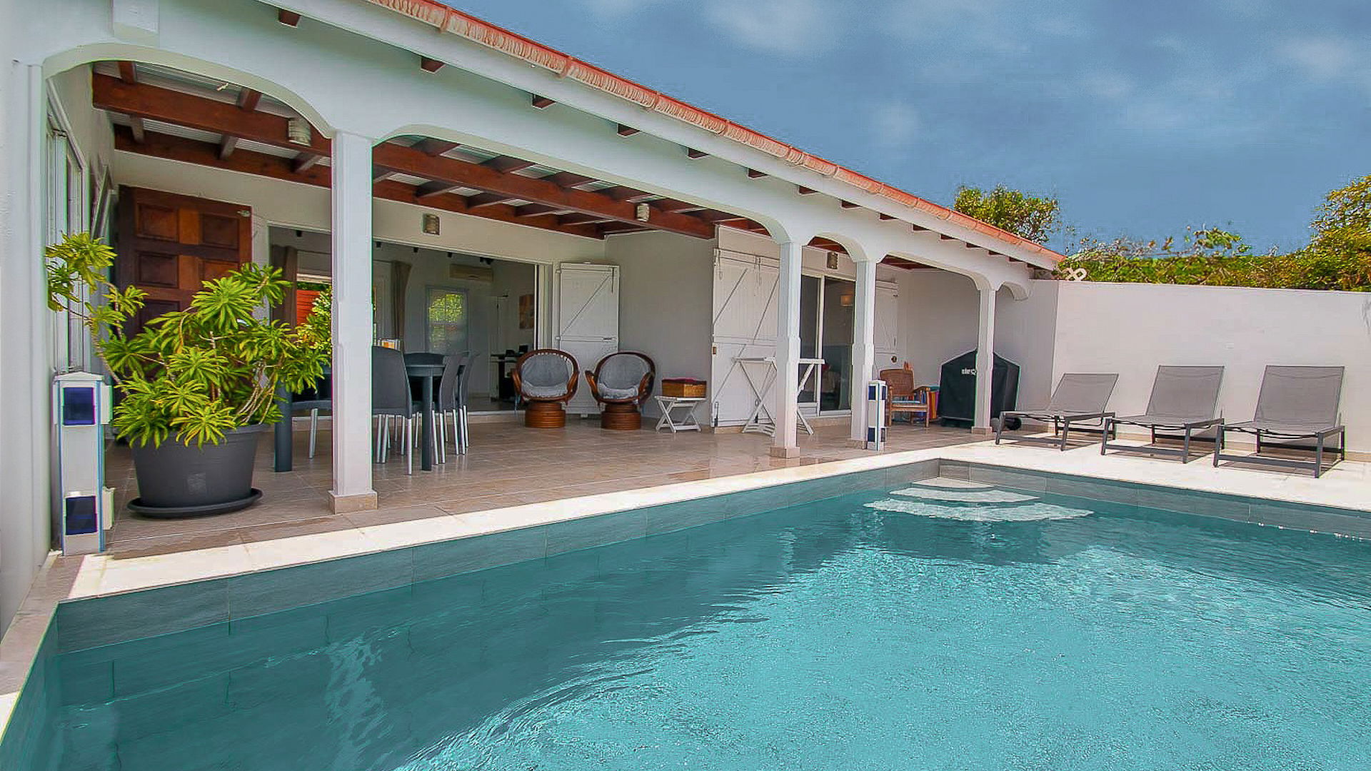 POOL & TERRACE