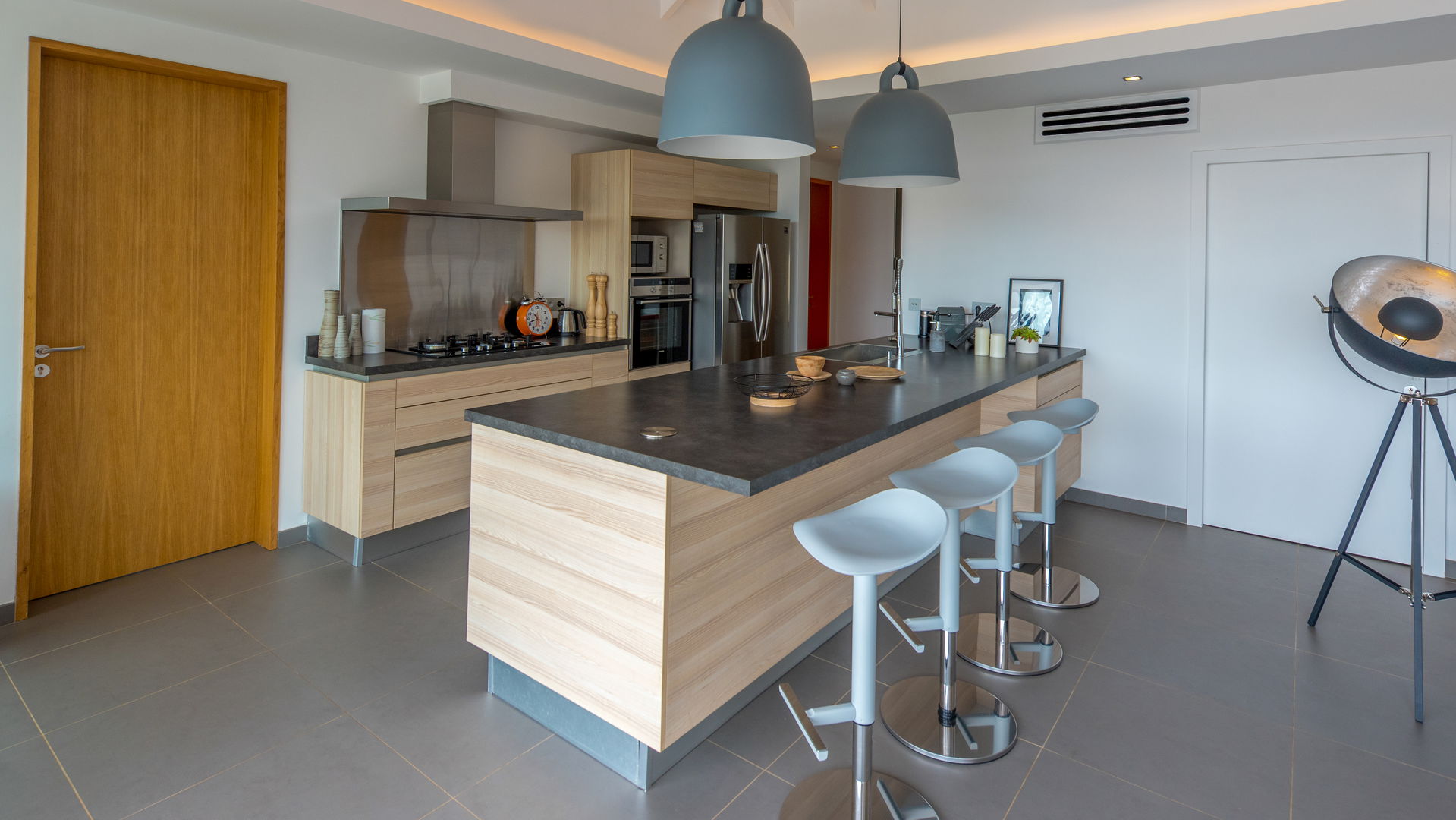 KITCHEN & DINING AREA