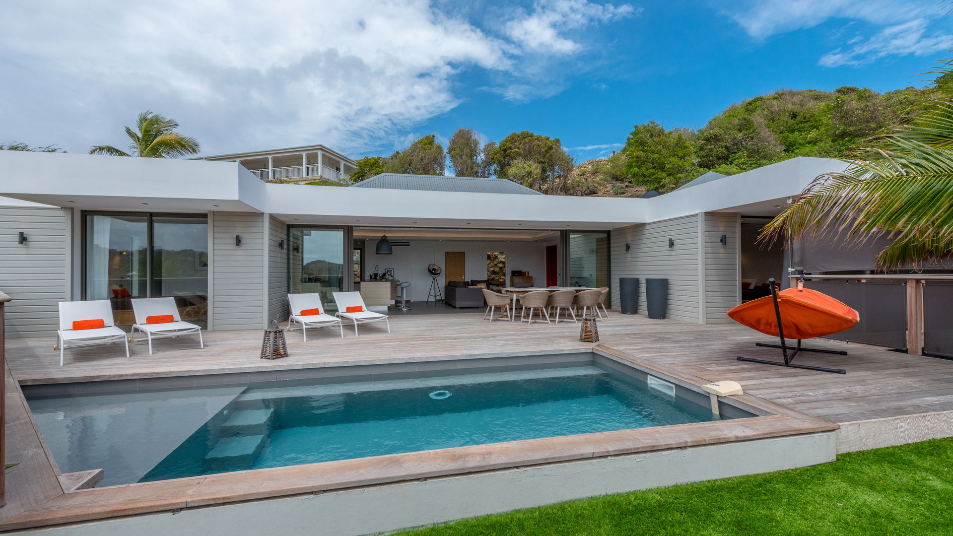 POOL & TERRACE
