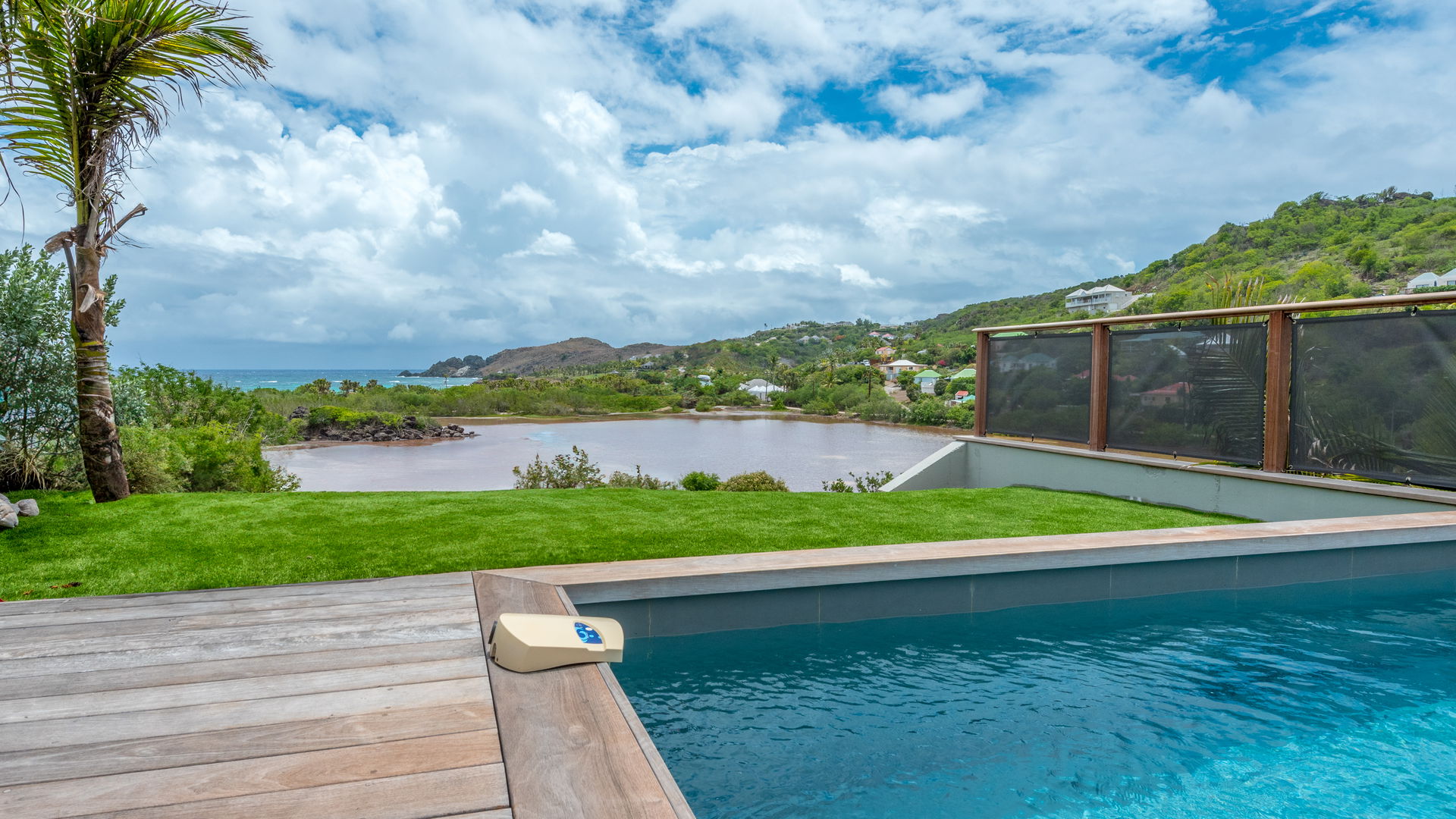 POOL & TERRACE