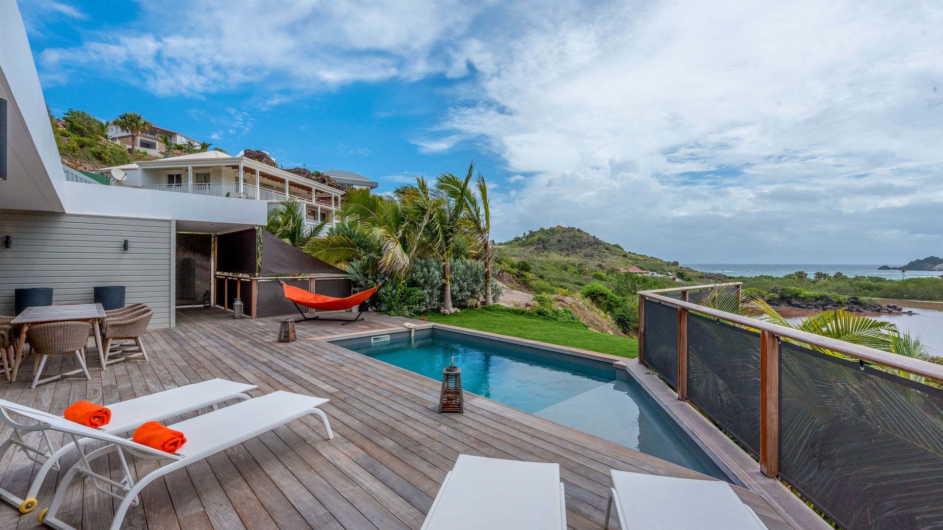 POOL & TERRACE