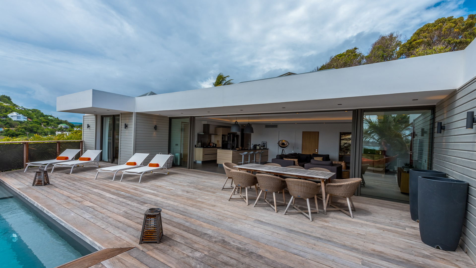 POOL & TERRACE