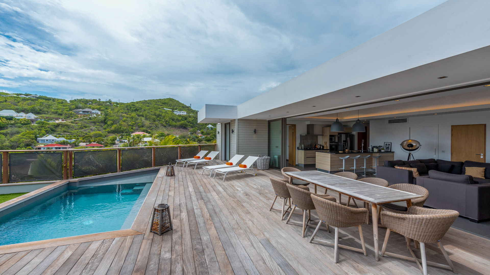 POOL & TERRACE