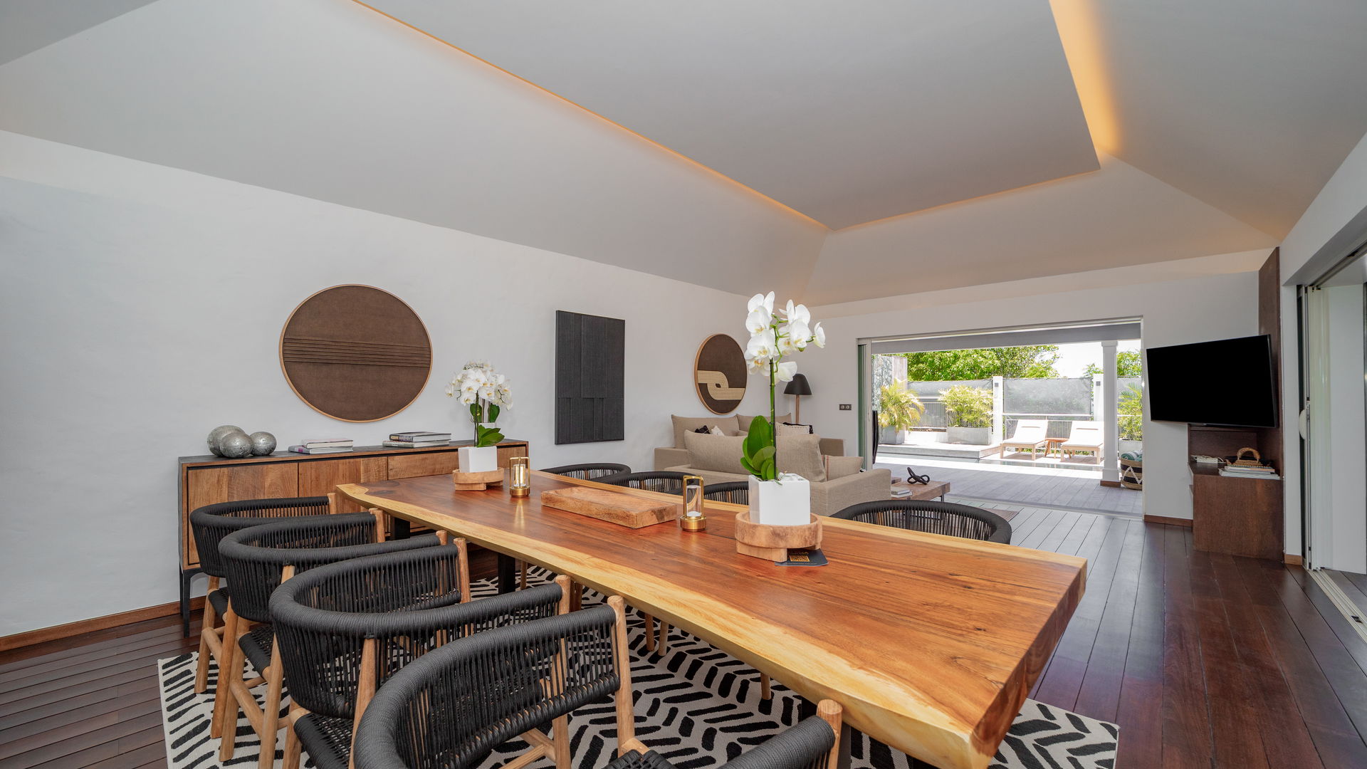 KITCHEN & DINING AREA