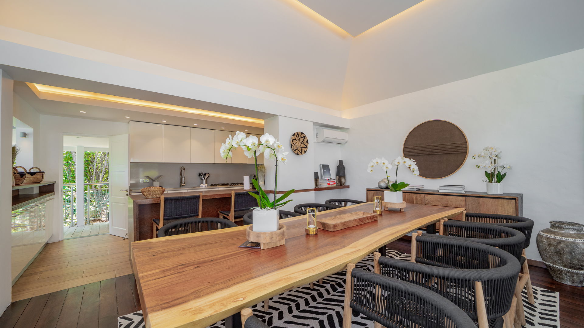 KITCHEN & DINING AREA