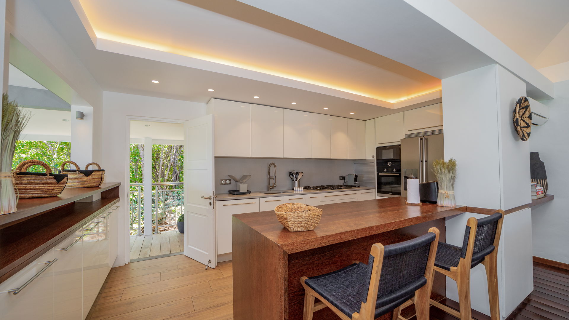 KITCHEN & DINING AREA