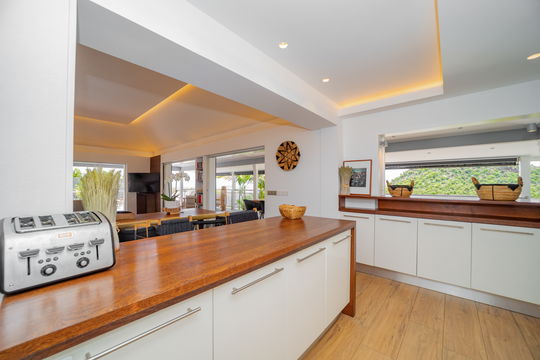 VILLA LENALEE KITCHEN & DINING AREA 6