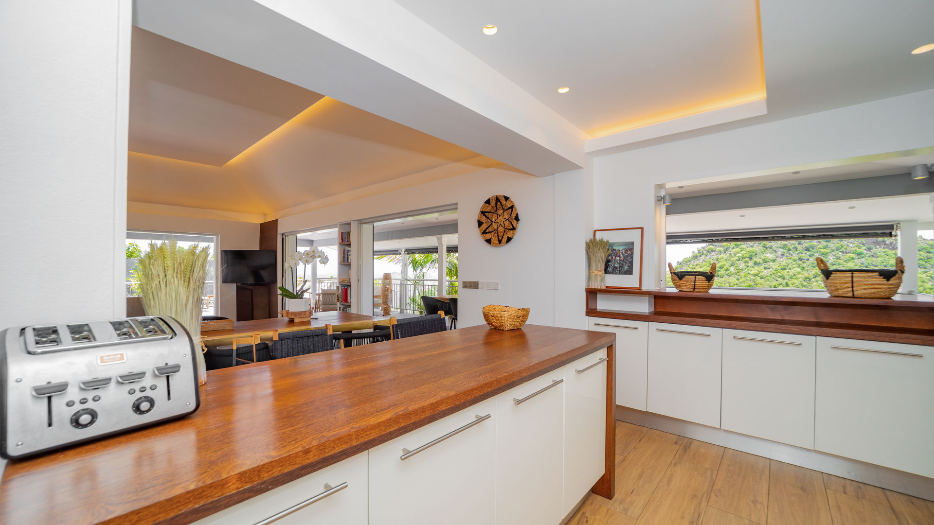 KITCHEN & DINING AREA