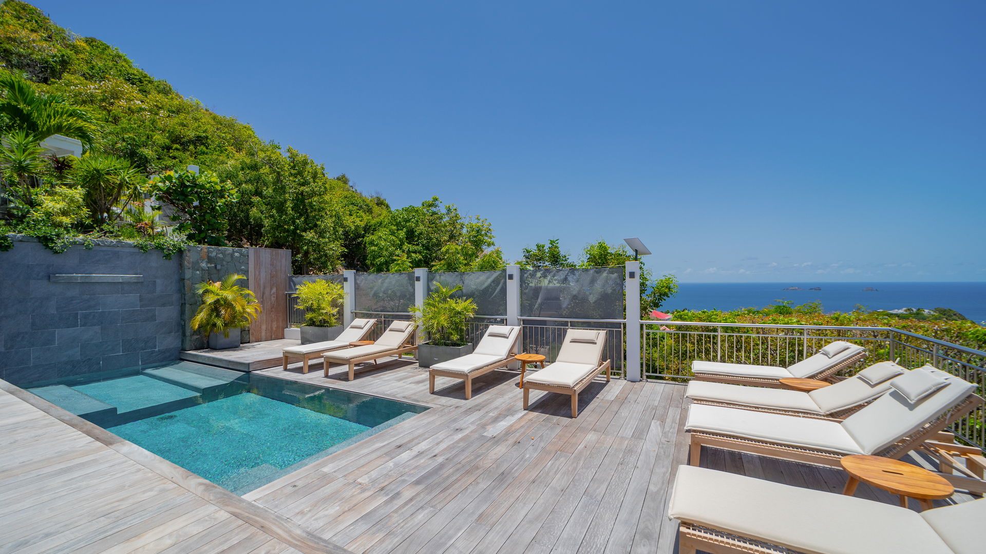 POOL & TERRACE