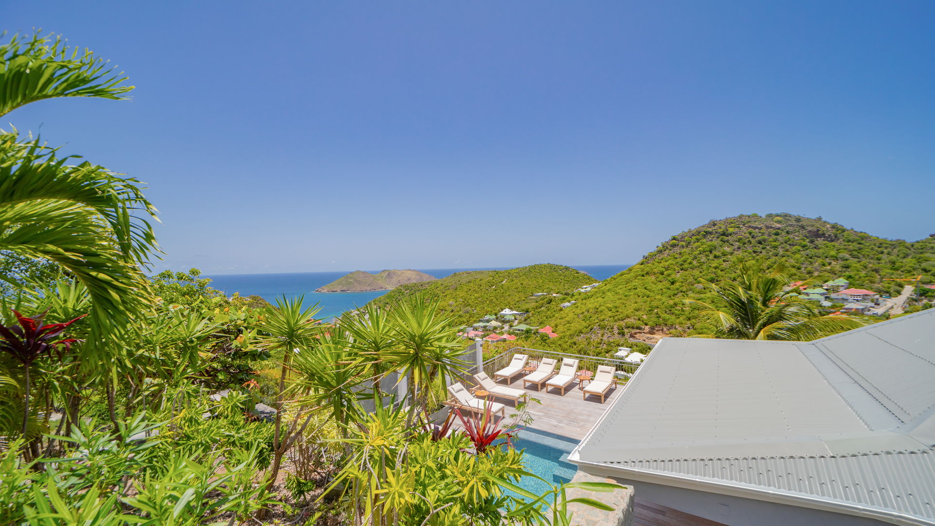 POOL & TERRACE