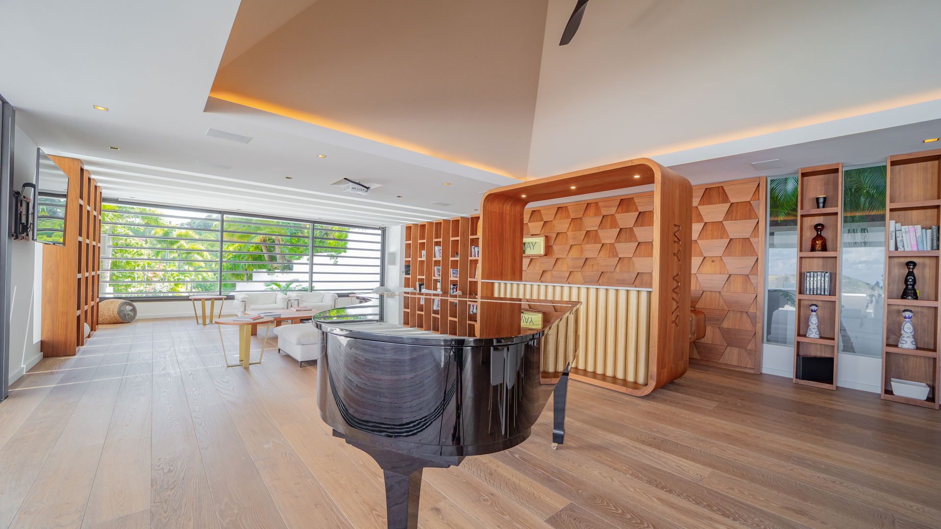 KITCHEN & DINING AREA