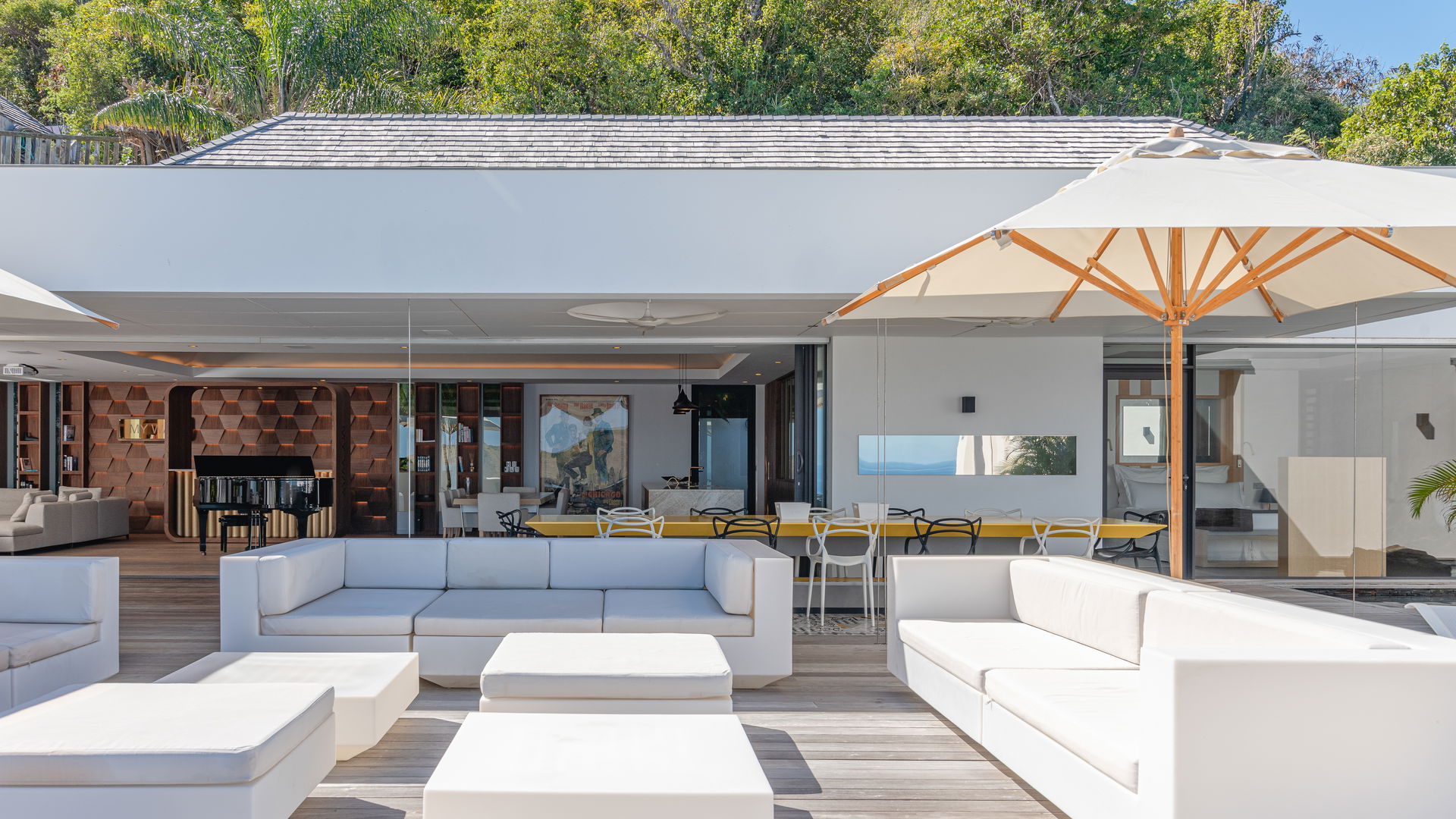 OUTDOOR LOUNGE AREA