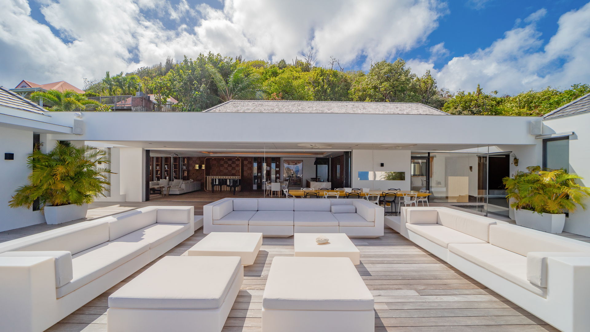 OUTDOOR LOUNGE AREA