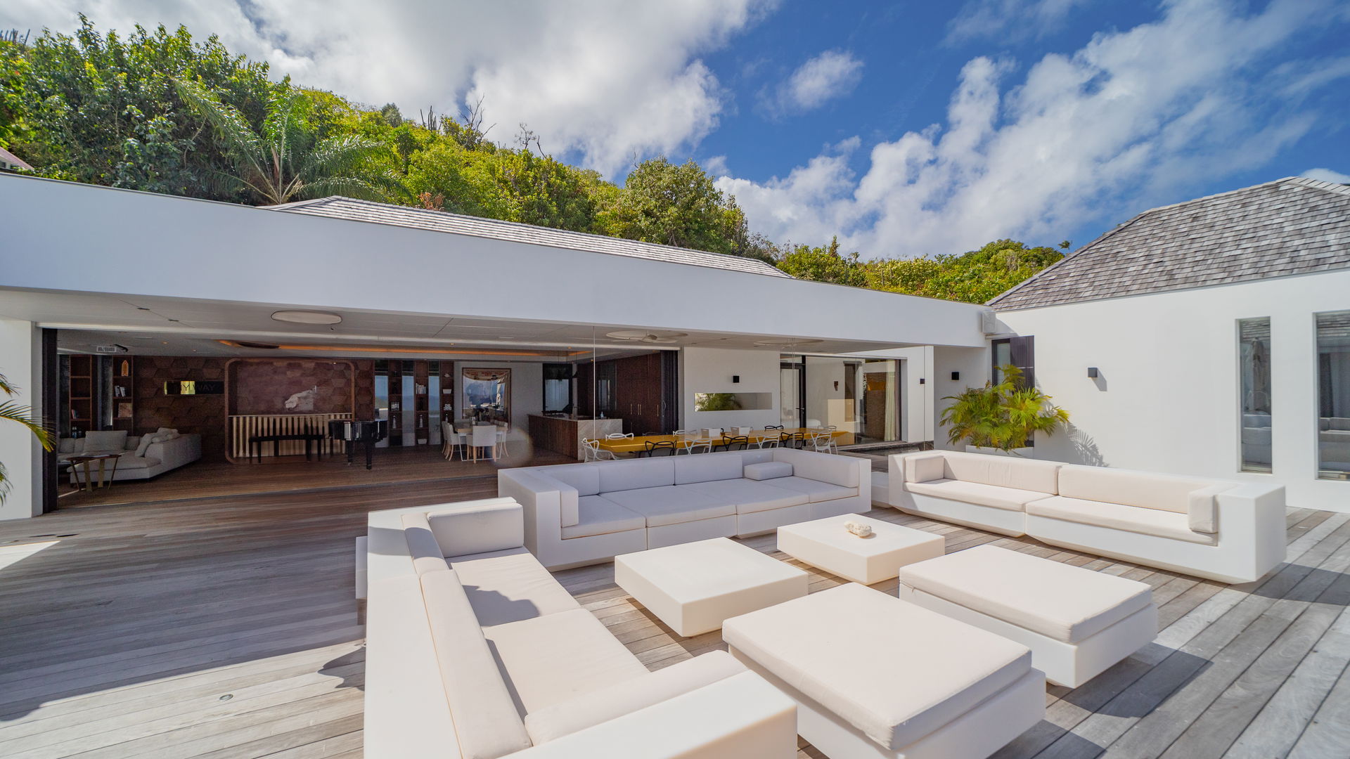 OUTDOOR LOUNGE AREA