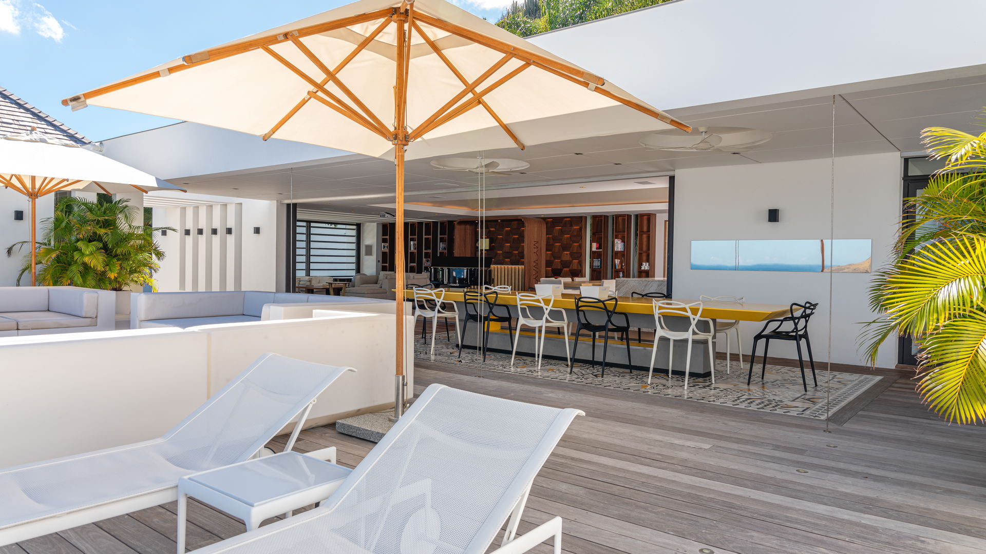 OUTDOOR LOUNGE AREA