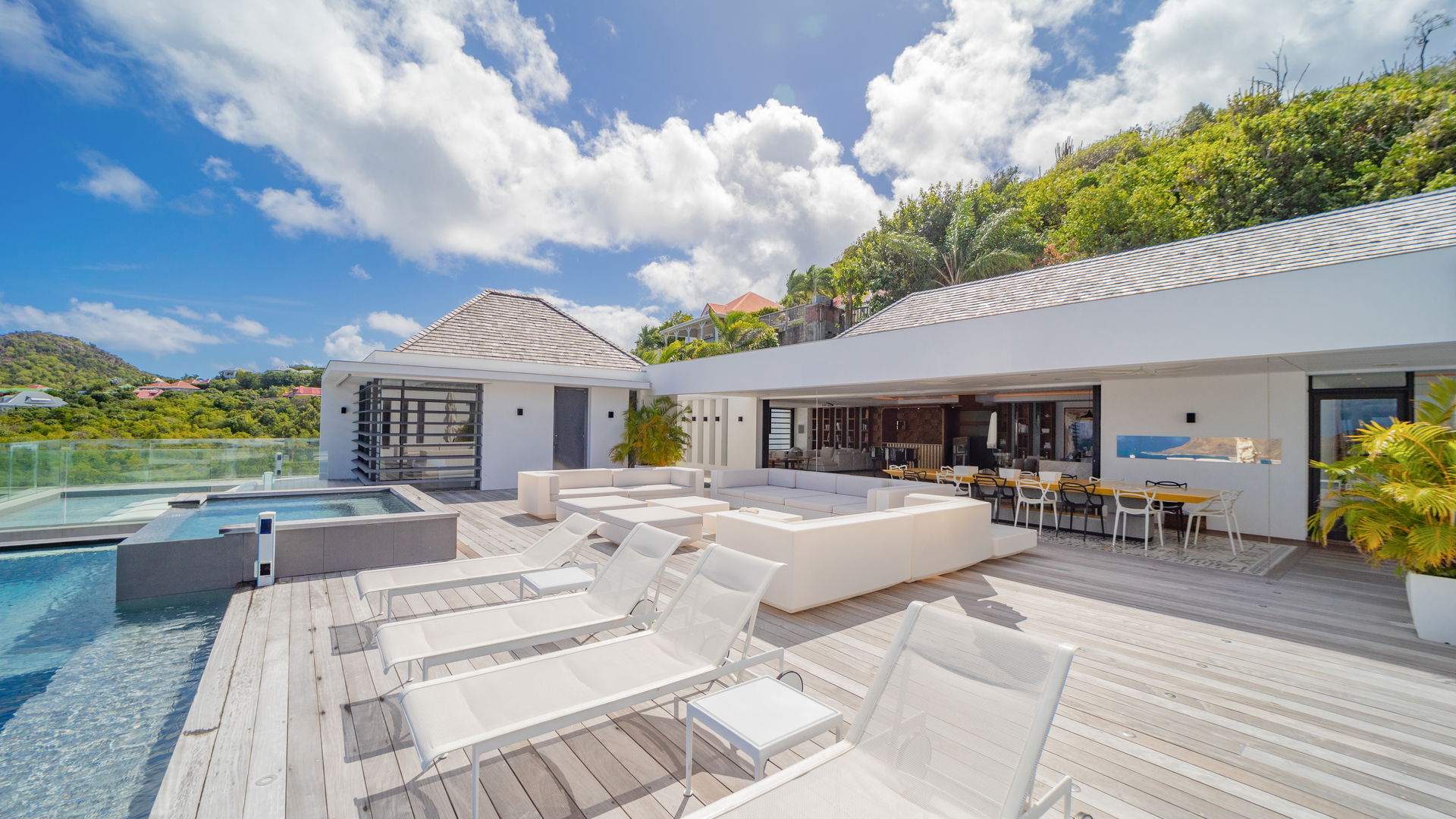 OUTDOOR LOUNGE AREA