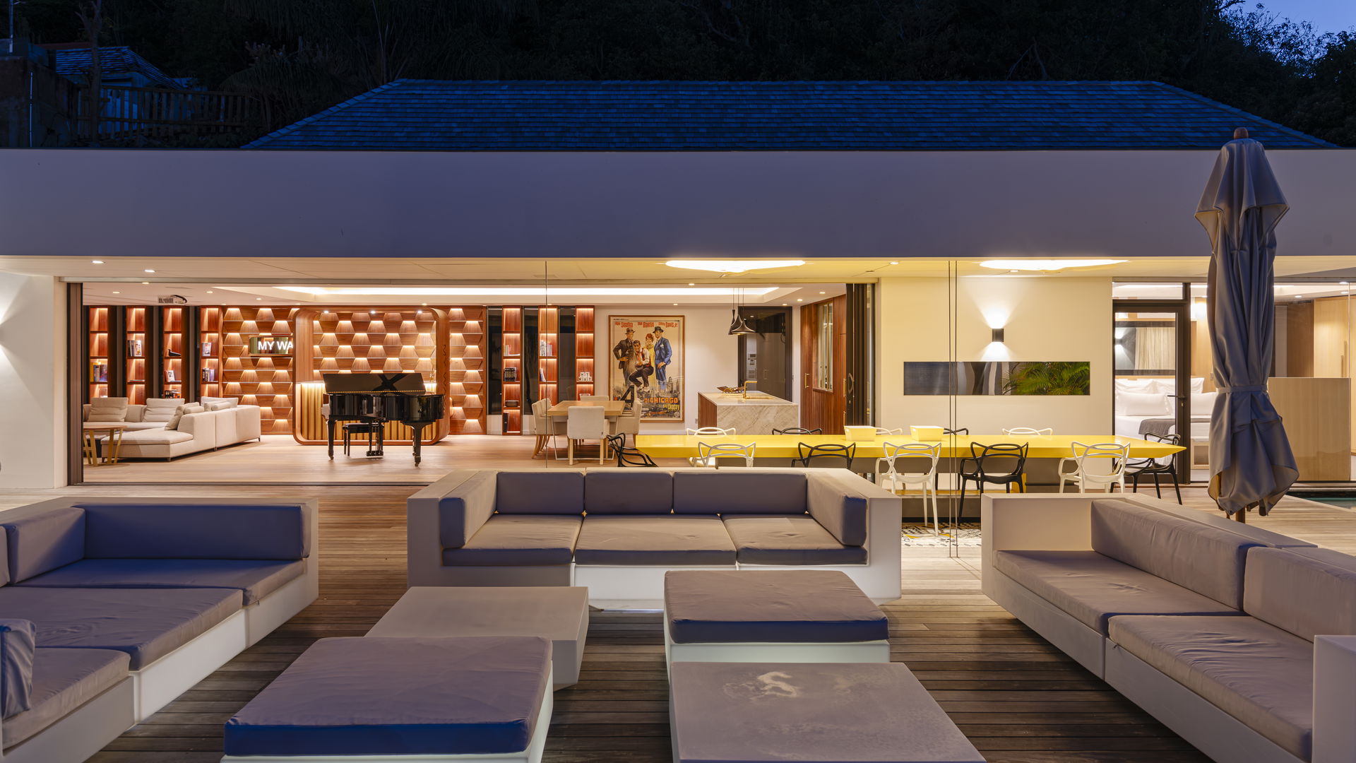 OUTDOOR LOUNGE AREA