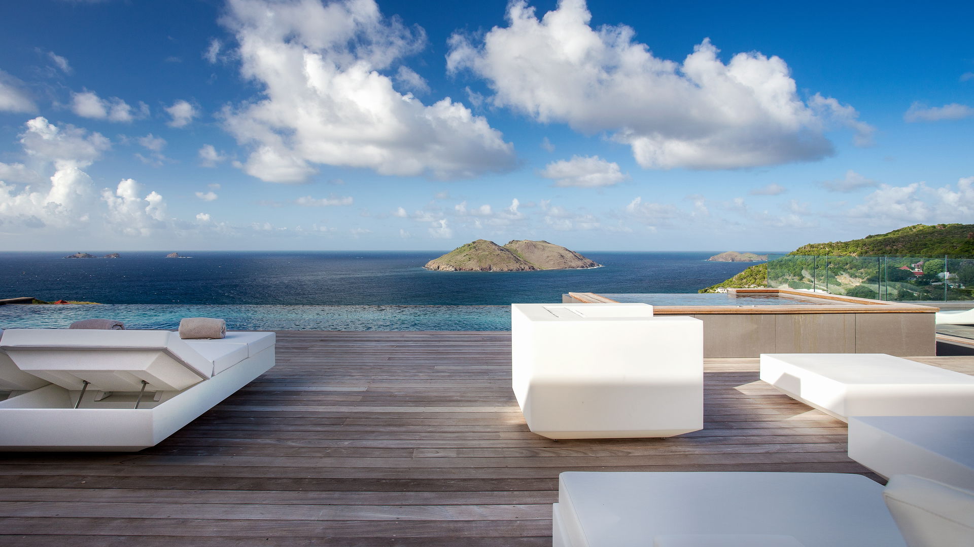 POOL & TERRACE