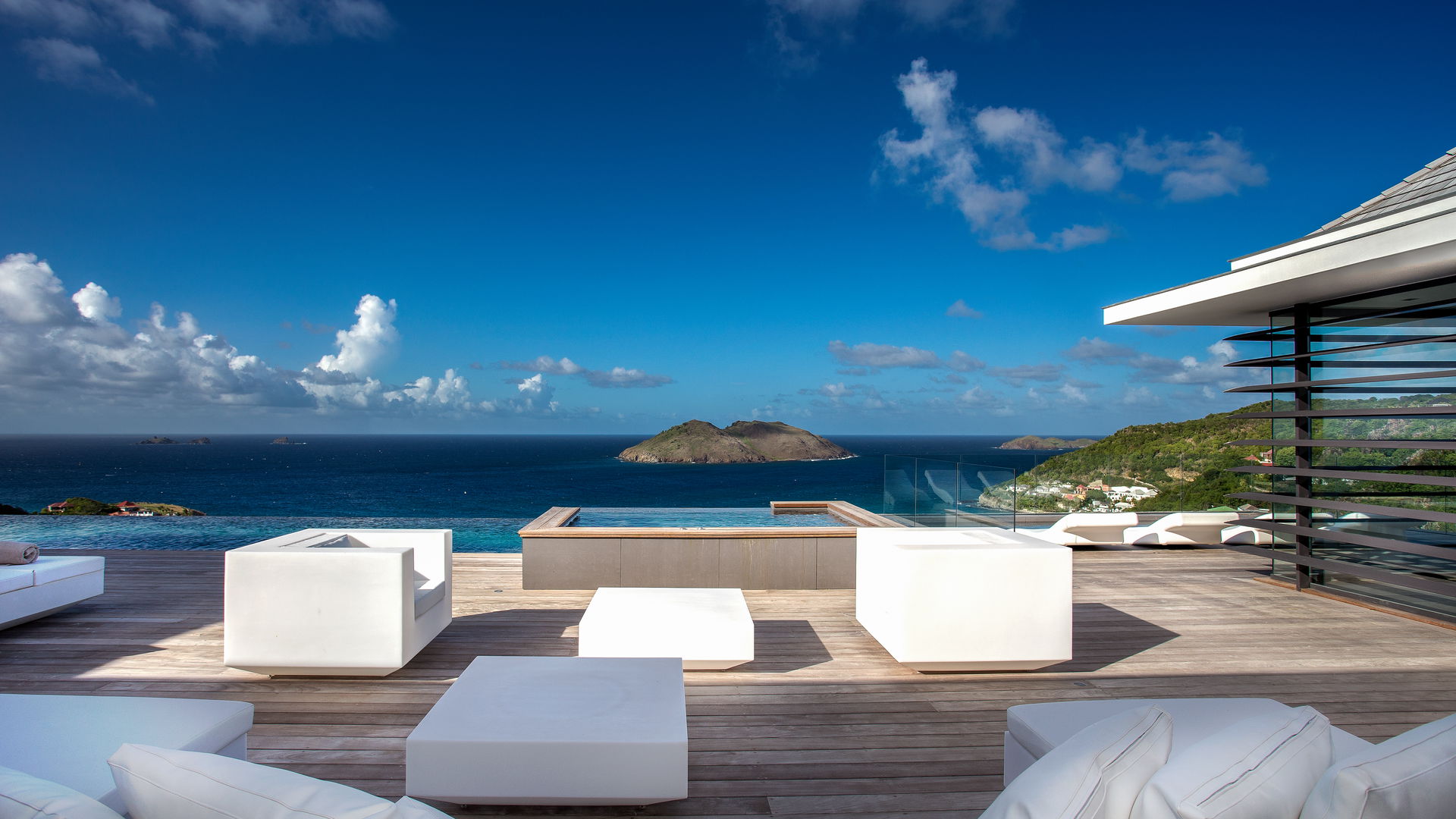 POOL & TERRACE